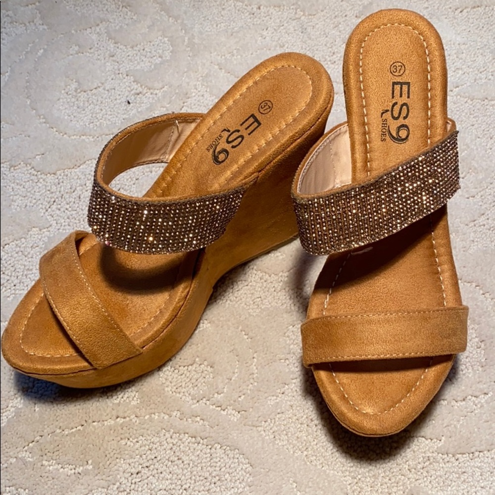 NWOT brown suede wedges